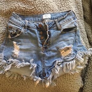 light wash stretchy denim high wasted shorts